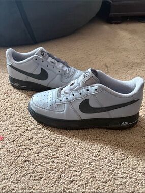 Nike Kids Air Force 1 Low — Light Gray with Black Swoosh